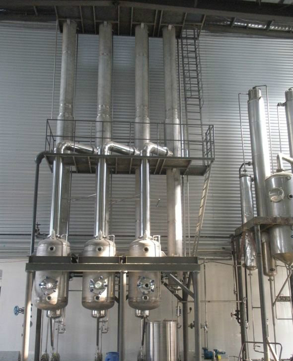 啤酒酵母粉三效降膜蒸發器現（xiàn）場圖（tú）
